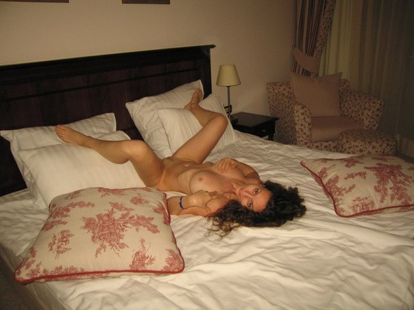 Сексуальная фифа кувыркается на кровати - 4