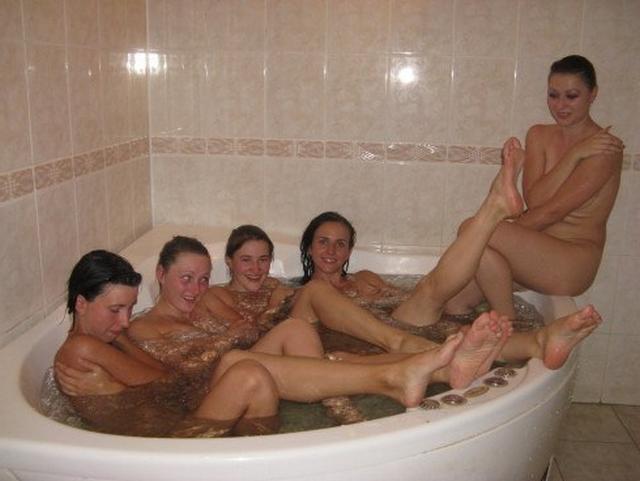 Девки отлично отдыхают в бане - 2