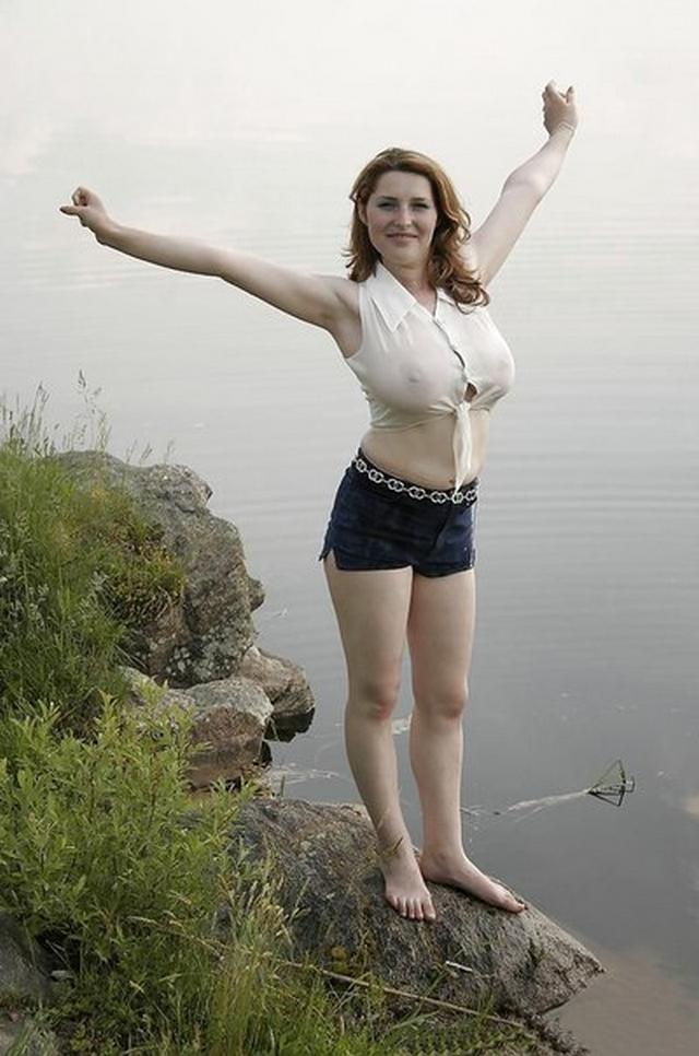Эротический фотосет девушки с красивой большой грудью на природе (20 фото)