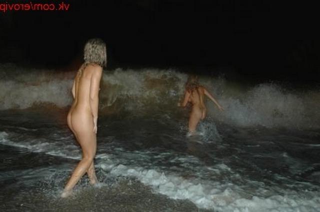 Голые девки купаются ночью - 4