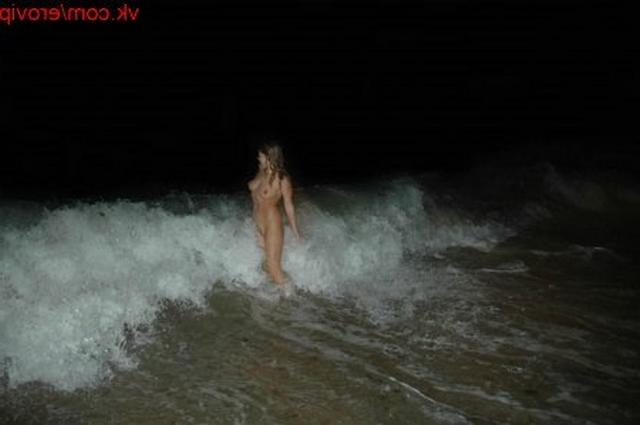 Голые девки купаются ночью - 22